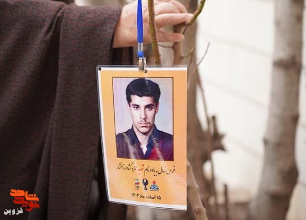 مسئولان در بیت شهید حمزه کشاورزافشار نهال غرس کردند