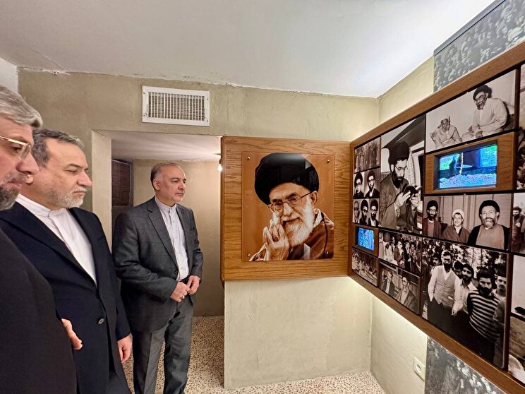 بالصور..عراقجي يزور منزل قائد الثورة التاريخي في مشهد