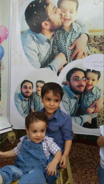 جشن تولد فرزند شهید مدافع حرم در جوار مزار پدر +تصاویر جشن تولد فرزند شهید مدافع حرم در جوار مزار پدر +تصاویر