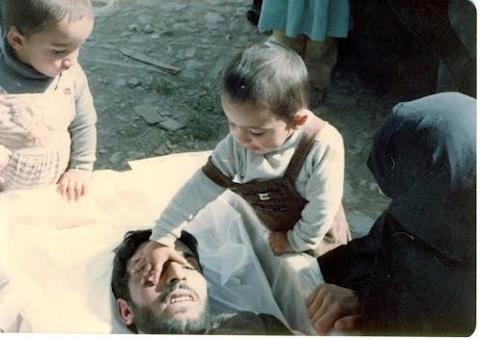 عکس/ وداع تکان دهنده شهيد کازرونی با فرزندانش