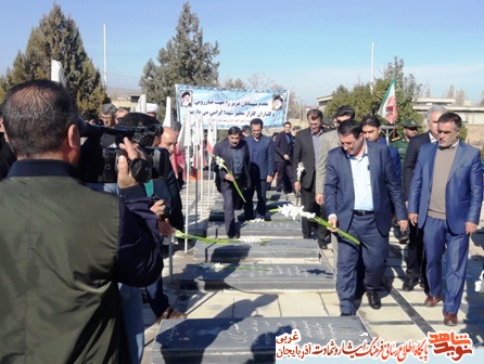 غبار روبی و گلباران مزار شهدا چایپاره غبار روبی و گلباران مزار شهدا چایپاره