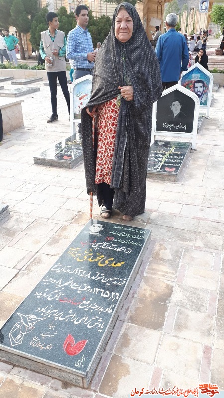 تصویر/ مادر شهید «مهدی محمدی» به زیارت فرزند آمده است تصویر/ مادر شهید «مهدی محمدی» به زیارت فرزند آمده است