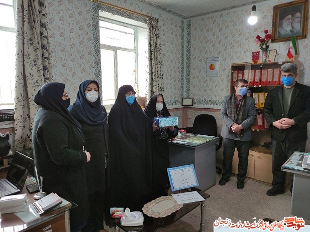 گزارش تصویری/ کمک مومنانه مادر شهید 