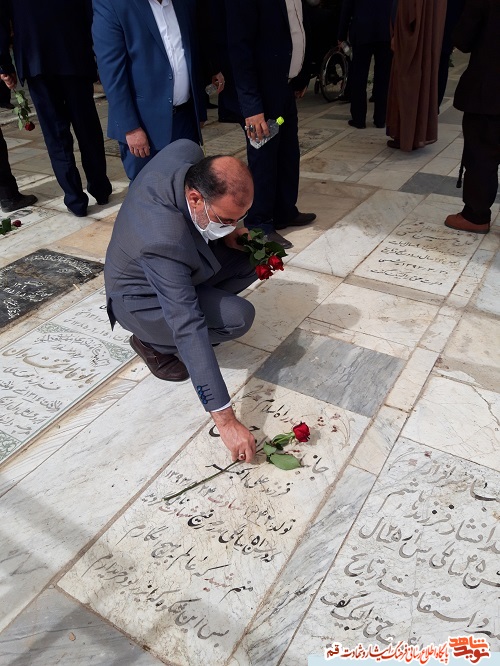 آیین غبار روبی و عطرافشانی گلزار شهدا قم برگزارشد.