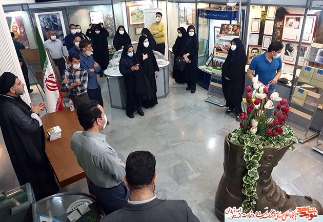 تصاویر/ بازدید اساتید و کارکنان دانشگاه آزاد اسلامی اصفهان از موزه شهداء تصاویر/ بازدید اساتید و کارکنان دانشگاه آزاد اسلامی اصفهان از موزه شهداء