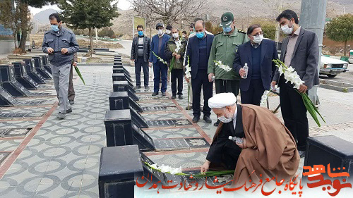 گلزار شهدای روحانی شهرستان تویسرکان غبارروبی و عطر افشانی شد گلزار شهدای روحانی شهرستان تویسرکان غبارروبی و عطر افشانی شد