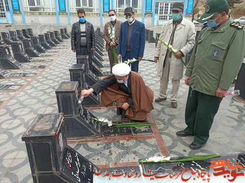 گلزار شهدای روحانی شهرستان تویسرکان غبارروبی و عطر افشانی شد گلزار شهدای روحانی شهرستان تویسرکان غبارروبی و عطر افشانی شد