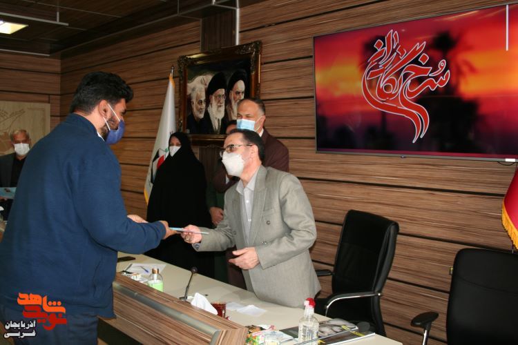 نقش نویسندگان در ترویج فرهنگ ایثار و شهادت بسیار مهم است نقش نویسندگان در ترویج فرهنگ ایثار و شهادت بسیار مهم است
