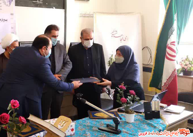 خانوادههای شهدای فرهنگی تاکستان تجلیل شدند خانوادههای شهدای فرهنگی تاکستان تجلیل شدند