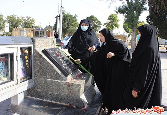 گزارش تصویری از ادای احترام کارکنان بنیاد قزوین به مقام والای شهدا