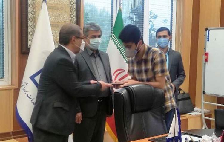 تجلیل از ۳ دانشجوی شاهد و ایثارگر برگزیده جشنواره علمی آموزشی ایثار