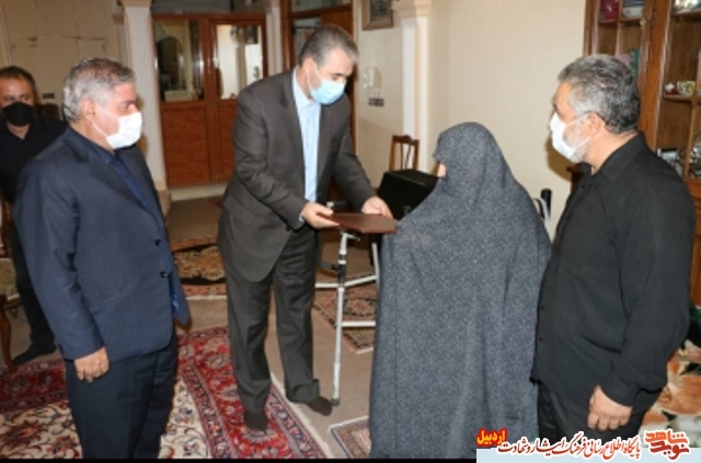 گزارش تصویری |به مناسبت گرامیداشت هفته دفاع مقدس مدیر کل بنیاد شهید استان اردبیل از خانواده شهدا و جانبازان دیدار و داجوئی کرد