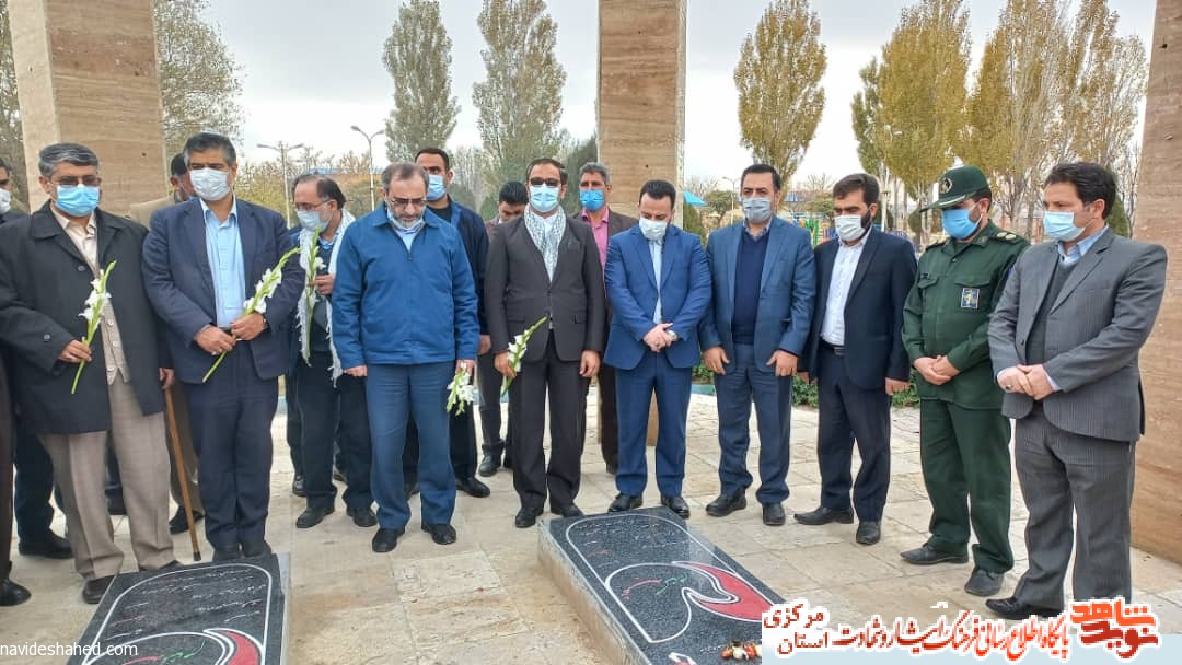 مزار مطهر شهدای کمیجان با حضور مسئولین گلباران شد