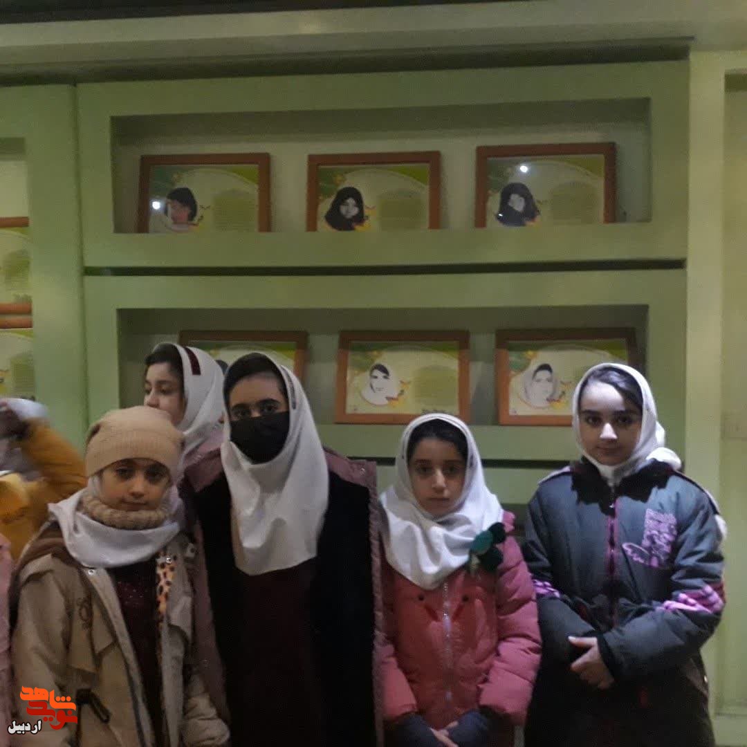 بازدید دانش‌آموزان دبستان شاهد(شهید نادعلی اوغلو) از موزه شهدای اردبیل+عکس