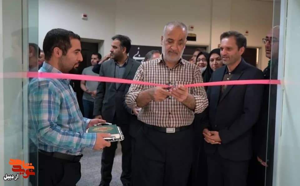 برگزار آیین افتتاح نمایشگاه نقاشی جلوه های ایثار در اردبیل