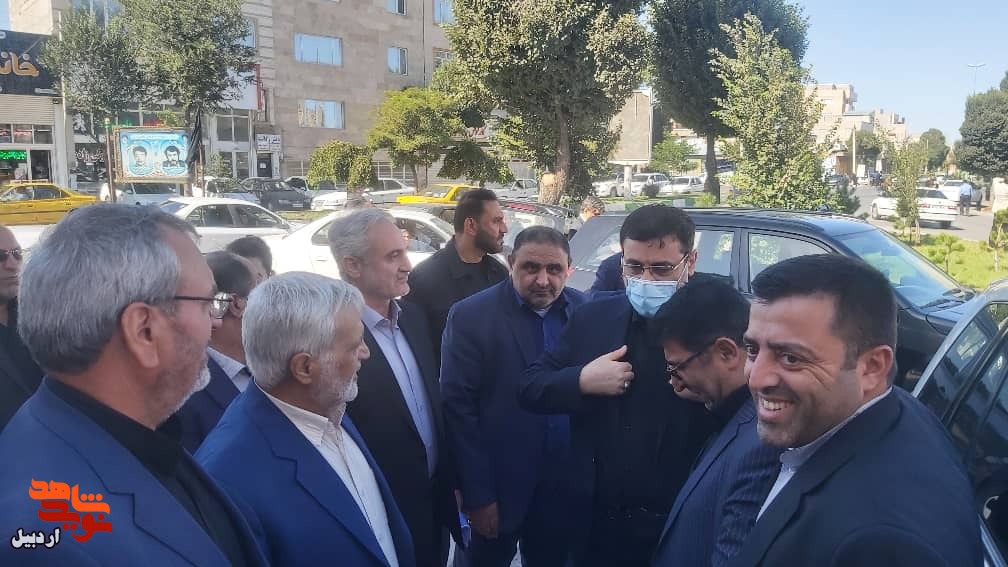 غبار روبی و گلباران گلزار شهدای اردبیل در هفته دولت