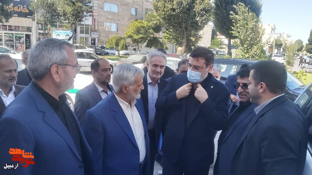 غبار روبی و گلباران گلزار شهدای اردبیل در هفته دولت
