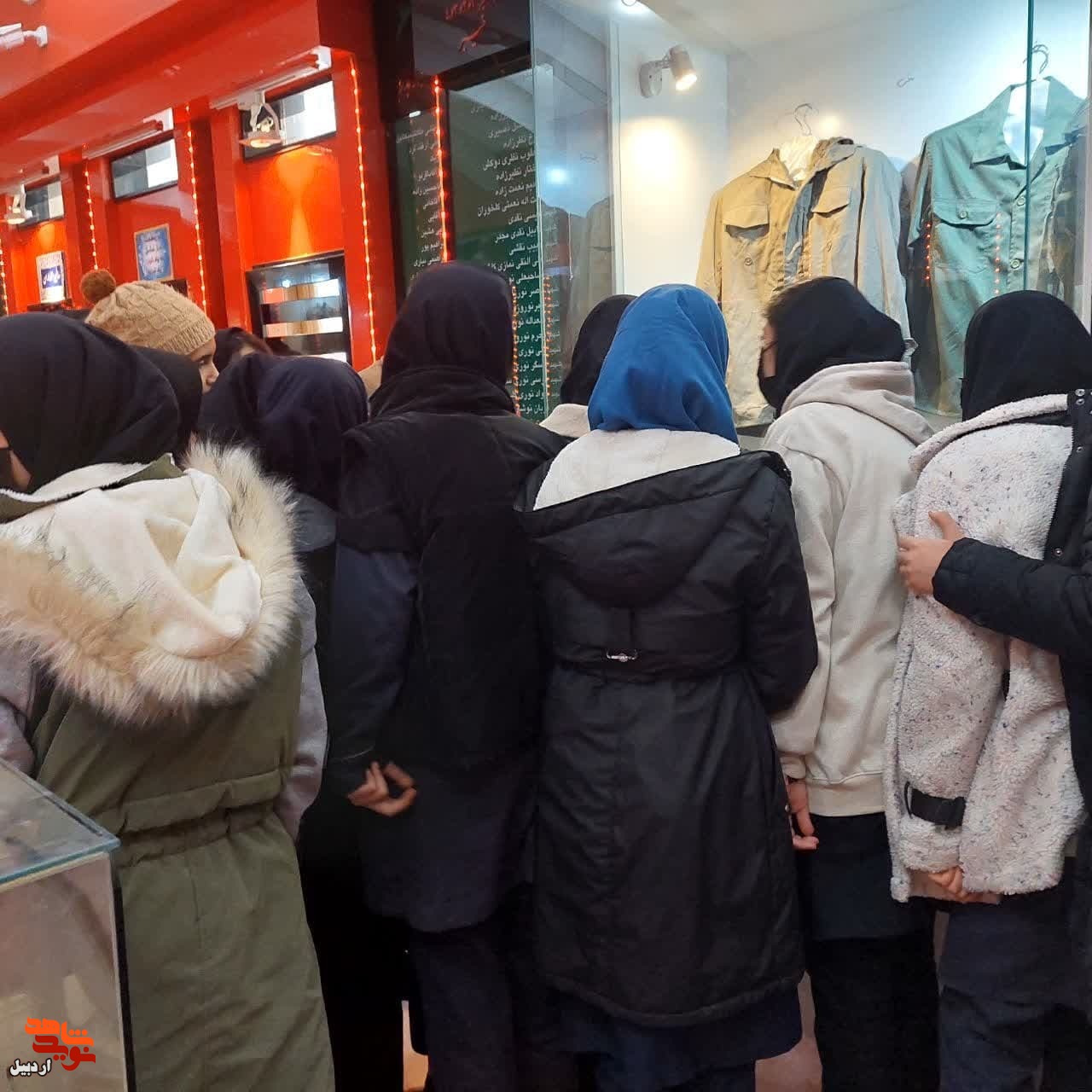 بازدید دانش‌آموزان مقطع متوسطه عصمت نیار از موزه شهدای اردبیل+عکس
