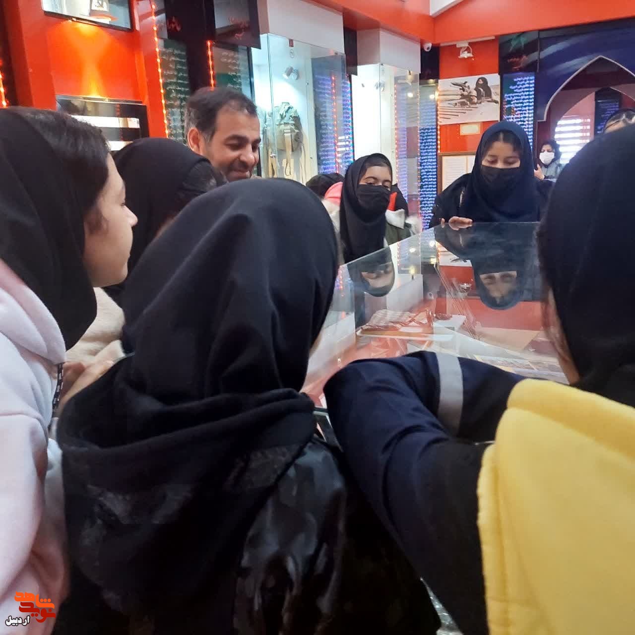 بازدید دانش‌آموزان مقطع متوسطه عصمت نیار از موزه شهدای اردبیل+عکس