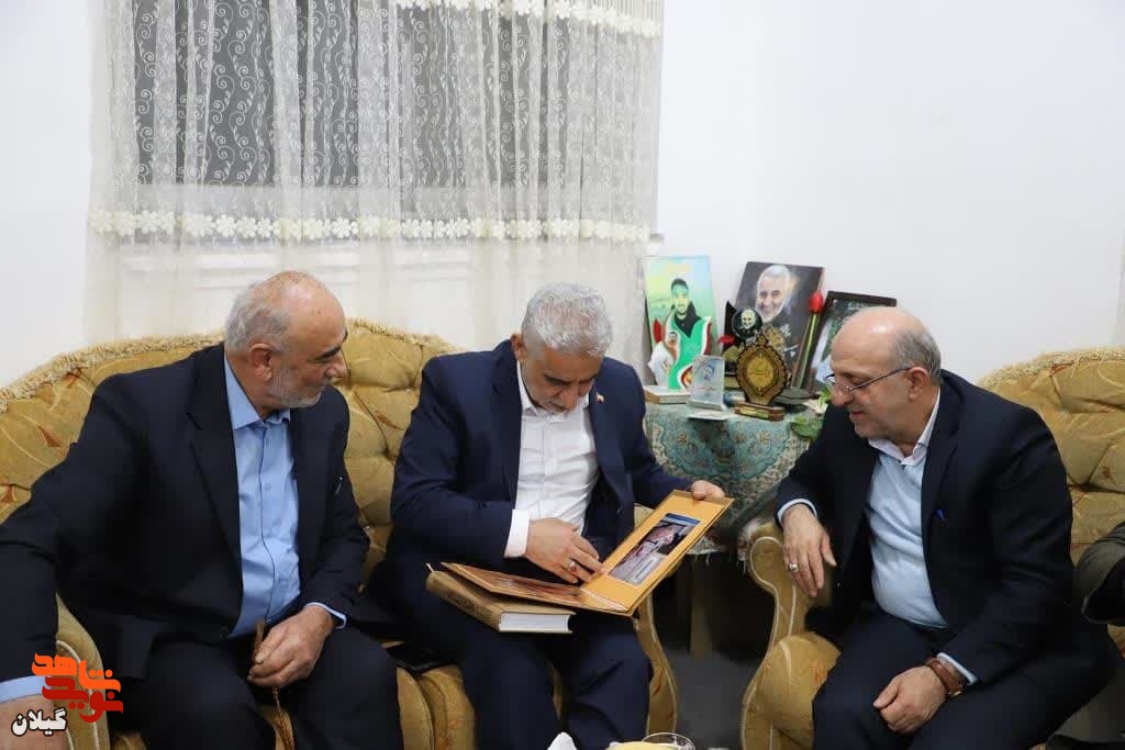 استاندار گیلان با خانواده شهید مدافع حرم جمال رضی در آستانه اشرفیه دیدار کرد