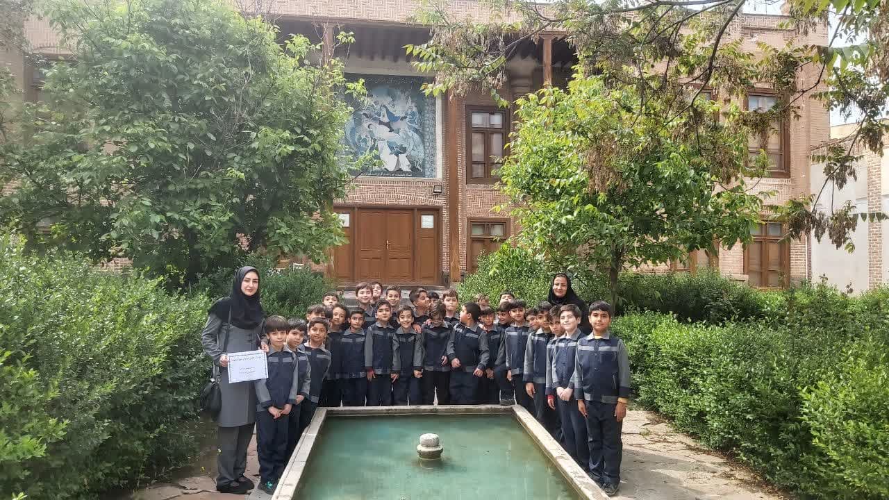 بازدید دانش‌آموزان دبستان موسی صادقی 1 از موزه شهدای اردبیل+عکس