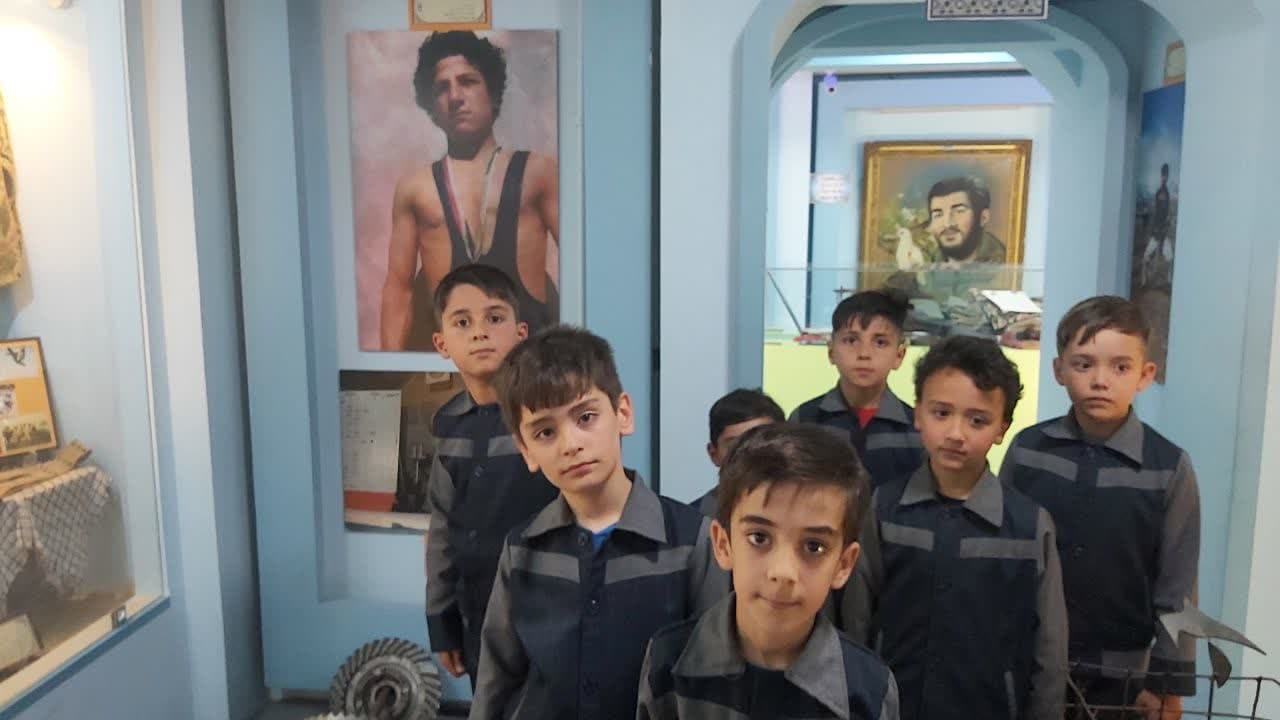 بازدید دانش‌آموزان دبستان موسی صادقی 1 از موزه شهدای اردبیل+عکس