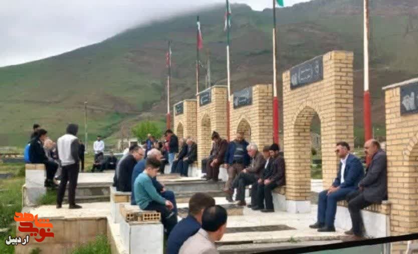 غبار روبی و عطر افشانی مزار شهدا در روستای اظماره شهرستان گرمی