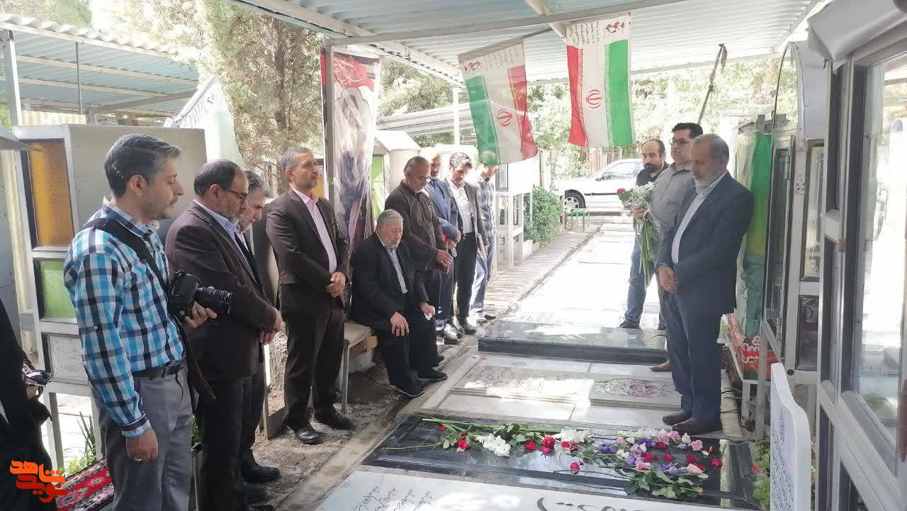 غبارروبی از مزار دو تن از شهدای وزارت فرهنگ و ارشاد اسلامی