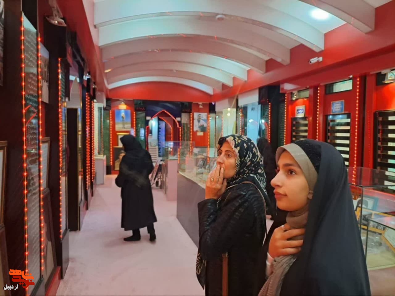 بازدید یک تور اردبیل گردی در قالب فرهنگسرای اصلانیان شهرداری از موزه شهدای اردبیل