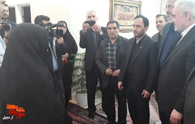 دیدار سخنگوی دولت با خانواده‌های معظم شهدا در اردبیل