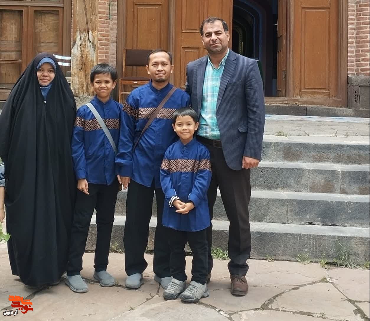 بازدید یک خانواده اندونزیایی از موزه شهدای اردبیل