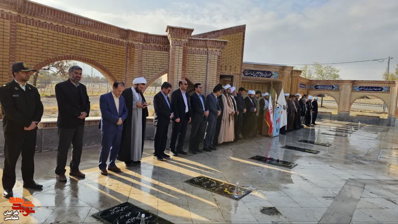 غبارروبی گلزار شهدا با حضور نماینده ولی فقیه در استان