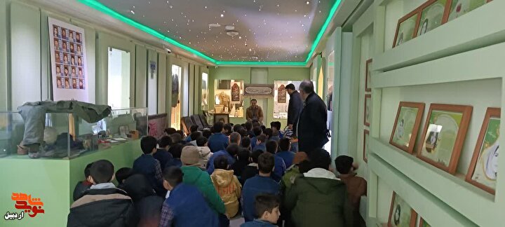 بازدید دانش‌آموزان پایه چهارم دبستان پسرانه شهید مهرآور از موزه شهدای اردبیل+...