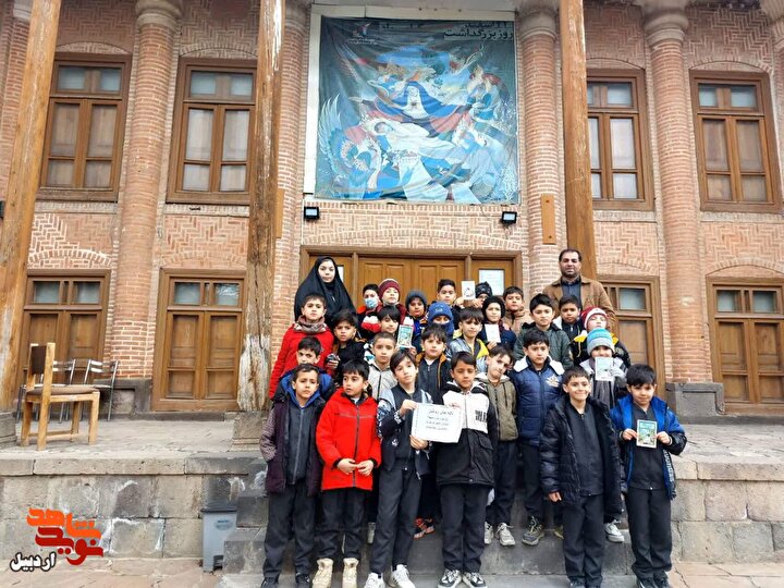 بازدید دانش‌آموزان دبستان شهید بهنام یوسفی از موزه شهدای اردبیل+عکس