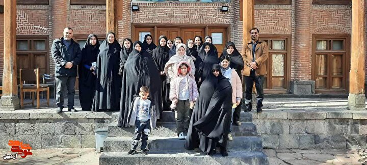 بازدید فرزندان شهدا و خانواده‌های شهدای غریب گرمی از موزه شهدای اردبیل+...