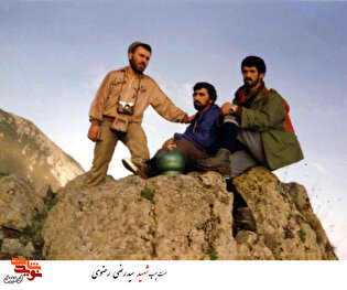 با آنهایی که ضد ولایت فقیه هستند مبارزه نمائید...