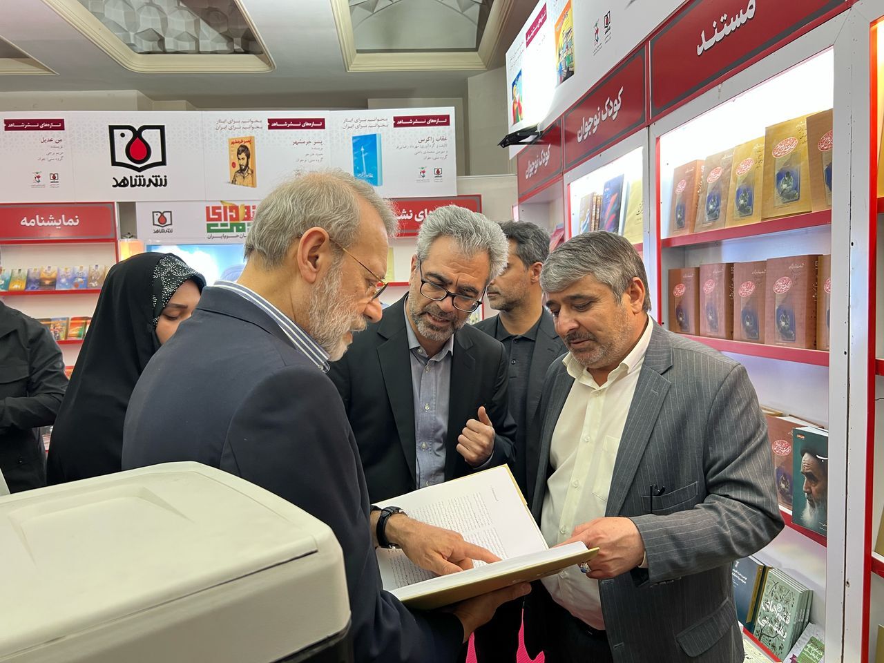 بازدید علی لاریجانی از غرفه نشر شاهد در نمایشگاه بین‌المللی کتاب تهران