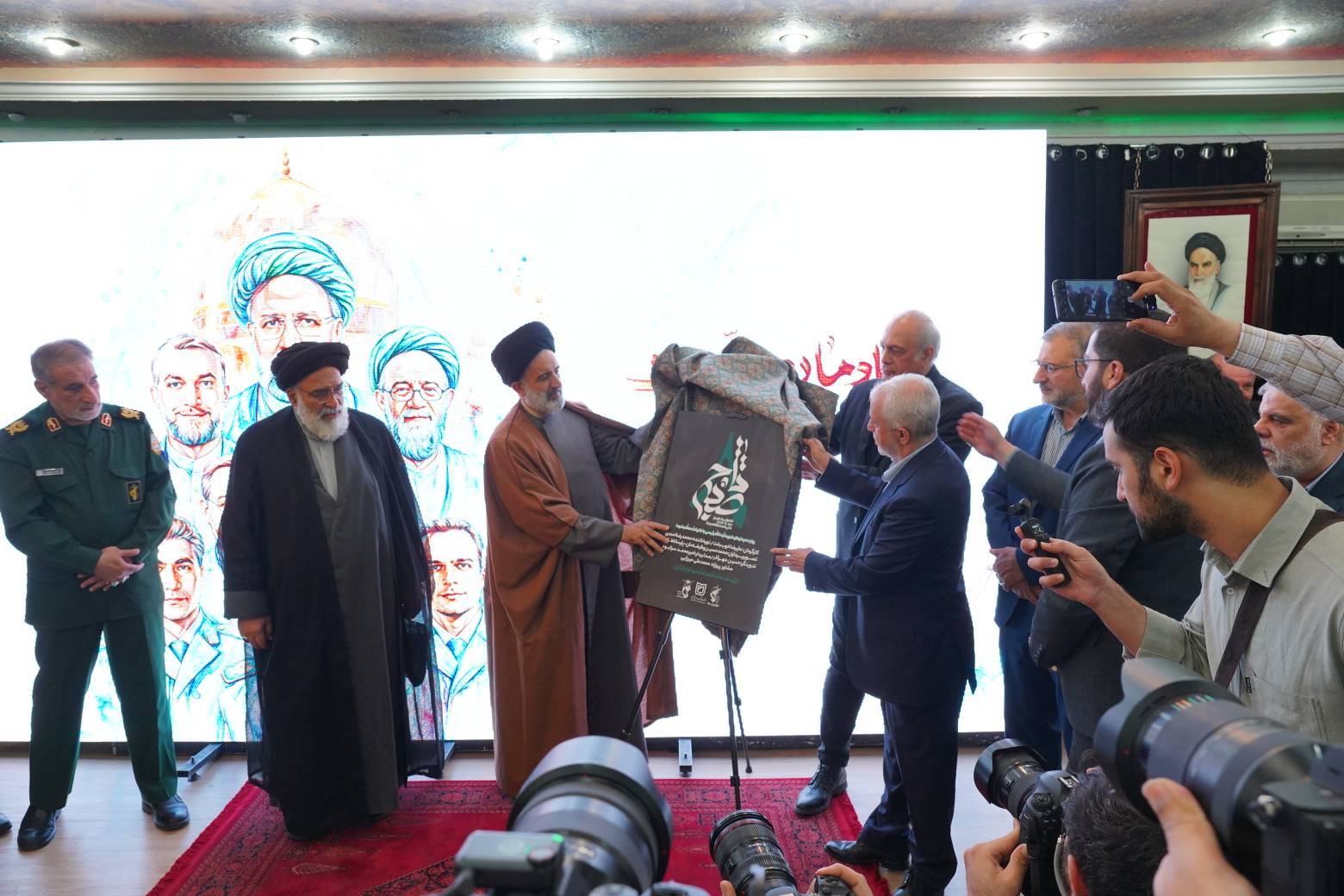 نمایشگاه «هنر خدمت» در آستانه اولین سالگرد شهادت شهید رئیس‌جمهور و شهدای خدمت برگزار شد/ رونمایی از پوستر فیلم «تا هشت صبح»