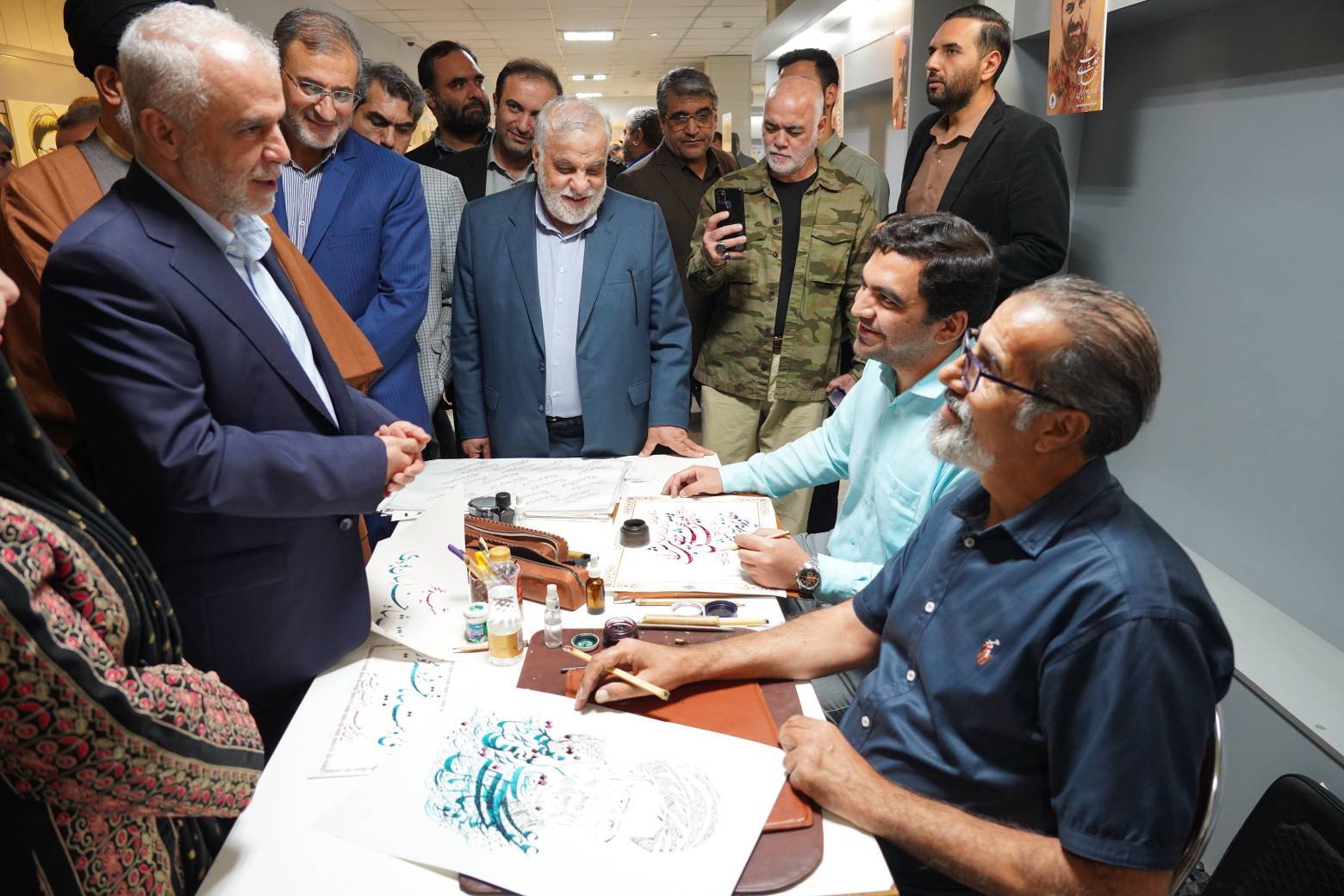 نمایشگاه «هنر خدمت» در آستانه اولین سالگرد شهادت شهید رئیس‌جمهور و شهدای خدمت برگزار شد/ رونمایی از پوستر فیلم «تا هشت صبح»