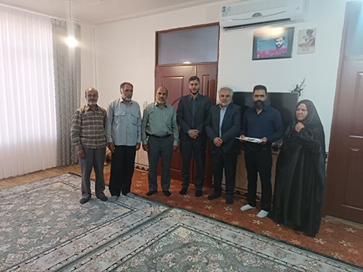 تجلیل از ایثارگری مردان آزاده؛ دیدار اعضای ستاد کنگره شهدای همدان با خانواده شهید غریب اسارت، سید مهدی ده پهلوان