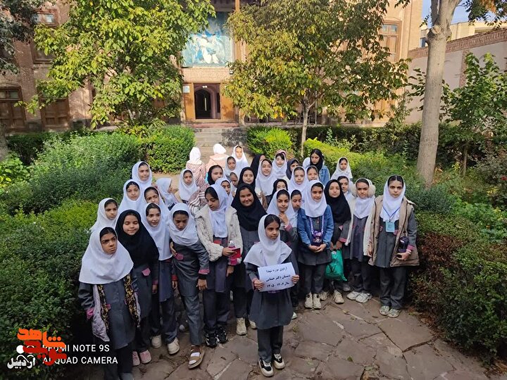بازدید دانش‌آموزان دبستان دخترانه دکتر حسابی از موزه شهدای اردبیل+ عکس