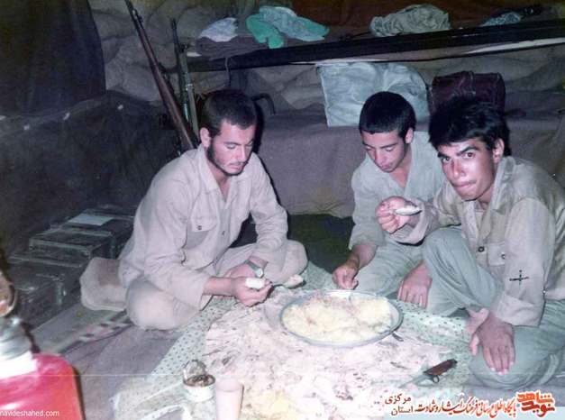 از چپ: حمیدرضا ادینه - رضا کاکاوند - شهید مصطفی درنگ