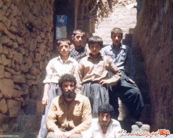 عکس یادگاری شهید حبیب اله صفری با کودکان روستاهای کردستان 1361