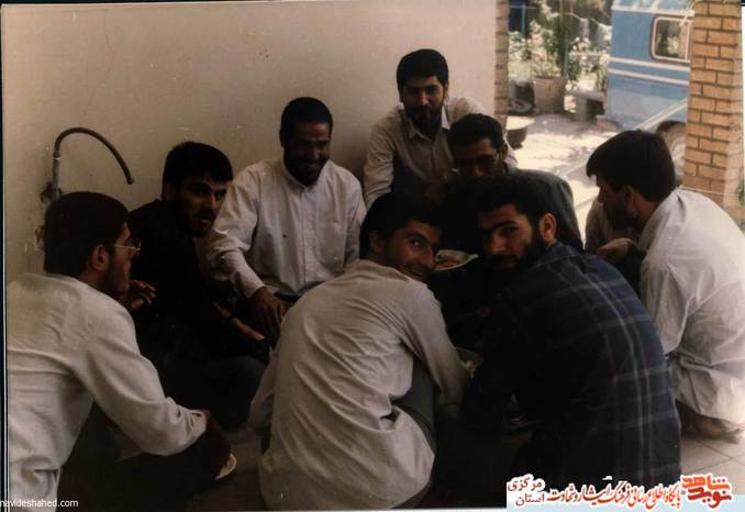 از چپ: صادق قاسمی- حامد مومنی - محسن فعال عراقی- علی اکبر کریمی - محمد علی ضیغمی- ردیف جلو: اسماعیل جلایی- ابوالقاسم- هادی بغدادی