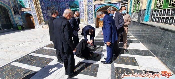 ادای احترام معاون حقوقی و امور مجلس بنیاد شهید و مسئولین بنیاد شهید سمنان به مقام شامخ شهدا. گلزار شهدای امامزاده یحیی سمنان ۲۹ اردیبهشت ۱۴۰۰