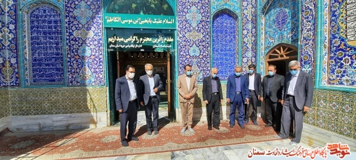ادای احترام معاون حقوقی و امور مجلس بنیاد شهید و مسئولین بنیاد شهید سمنان به مقام شامخ شهدا. گلزار شهدای امامزاده یحیی سمنان ۲۹ اردیبهشت ۱۴۰۰