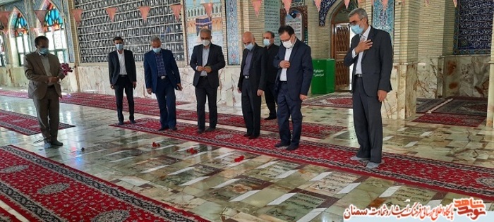 ادای احترام معاون حقوقی و امور مجلس بنیاد شهید و مسئولین بنیاد شهید سمنان به مقام شامخ شهدا. گلزار شهدای امامزاده یحیی سمنان ۲۹ اردیبهشت ۱۴۰۰