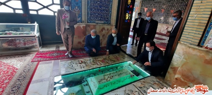ادای احترام معاون حقوقی و امور مجلس بنیاد شهید و مسئولین بنیاد شهید سمنان به مقام شامخ شهدا. گلزار شهدای امامزاده یحیی سمنان ۲۹ اردیبهشت ۱۴۰۰
