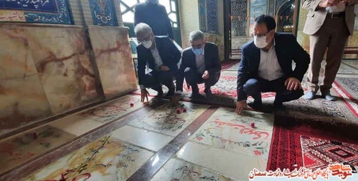 ادای احترام معاون حقوقی و امور مجلس بنیاد شهید و مسئولین بنیاد شهید سمنان به مقام شامخ شهدا. گلزار شهدای امامزاده یحیی سمنان ۲۹ اردیبهشت ۱۴۰۰