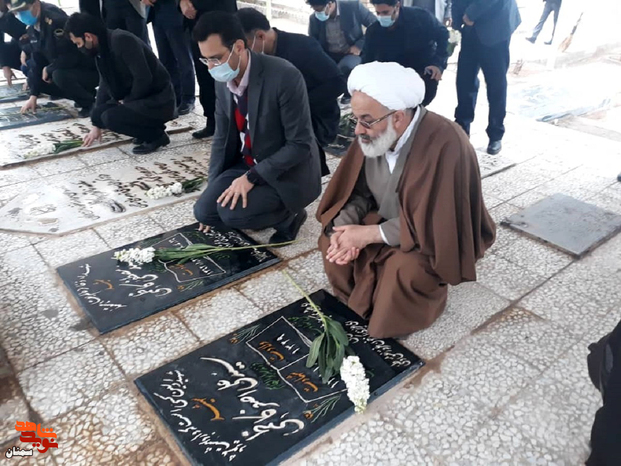 مراسم مهمانی لاله‌ها در گلزار شهدای شهرستان آرادان - چهاردهم بهمن‌ماه ۱۴۰۰